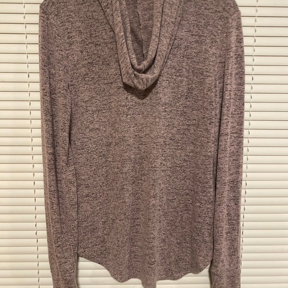 2 tops size small 🍷 - Picture 3 of 4